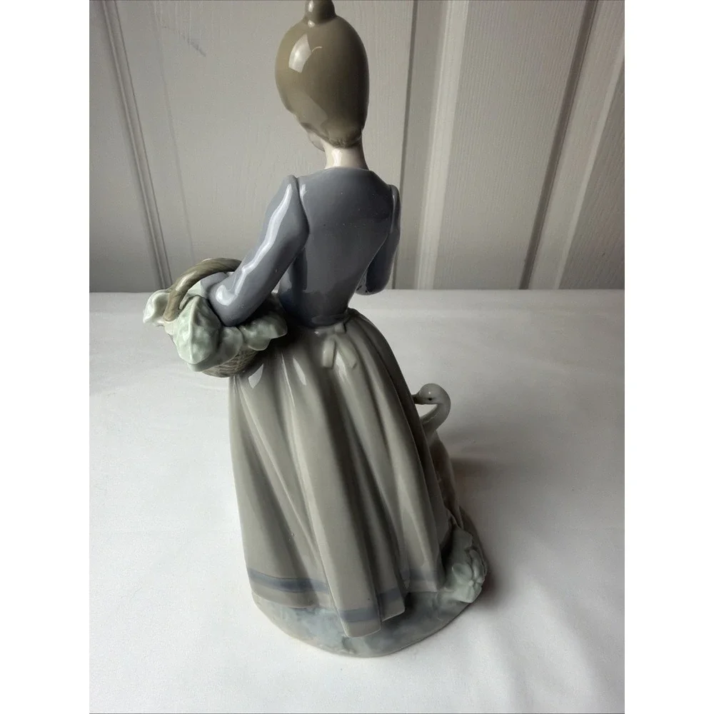 Rare Genuine LLADRO Porcelain Girl Feeding Geese Spain 10 in. With Box